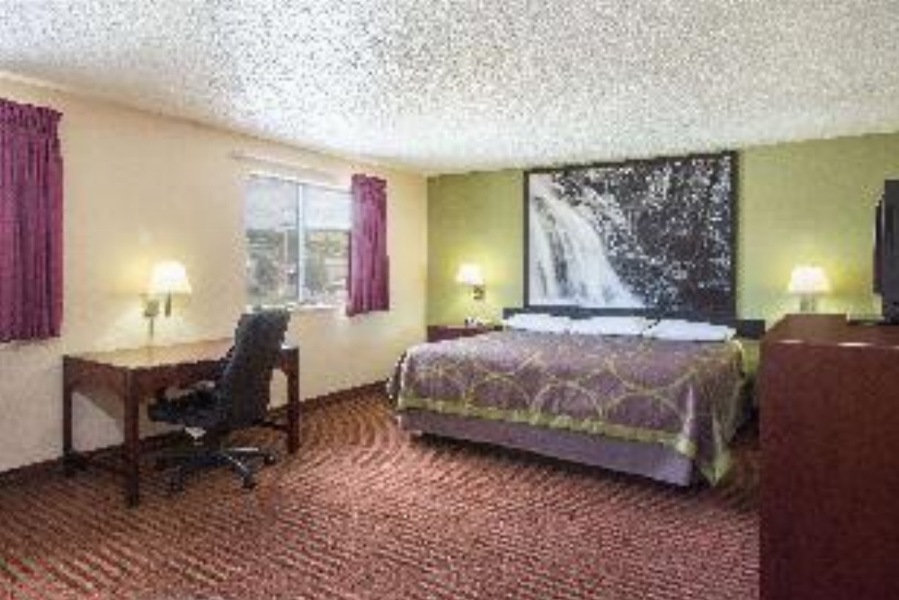 Super 8 by Wyndham Harrisonburg Main image