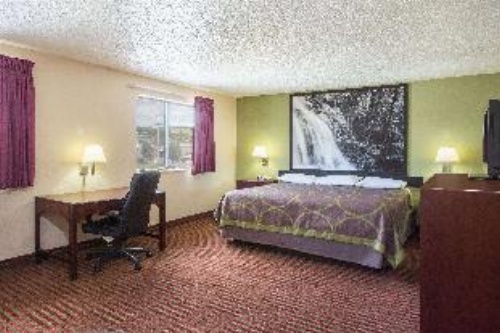 Super 8 by Wyndham Harrisonburg image 2